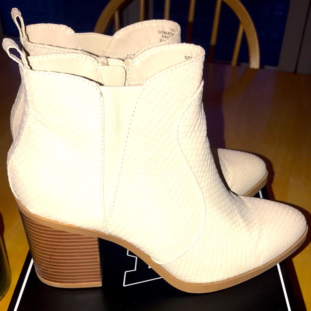 Women’s size 10 white booties